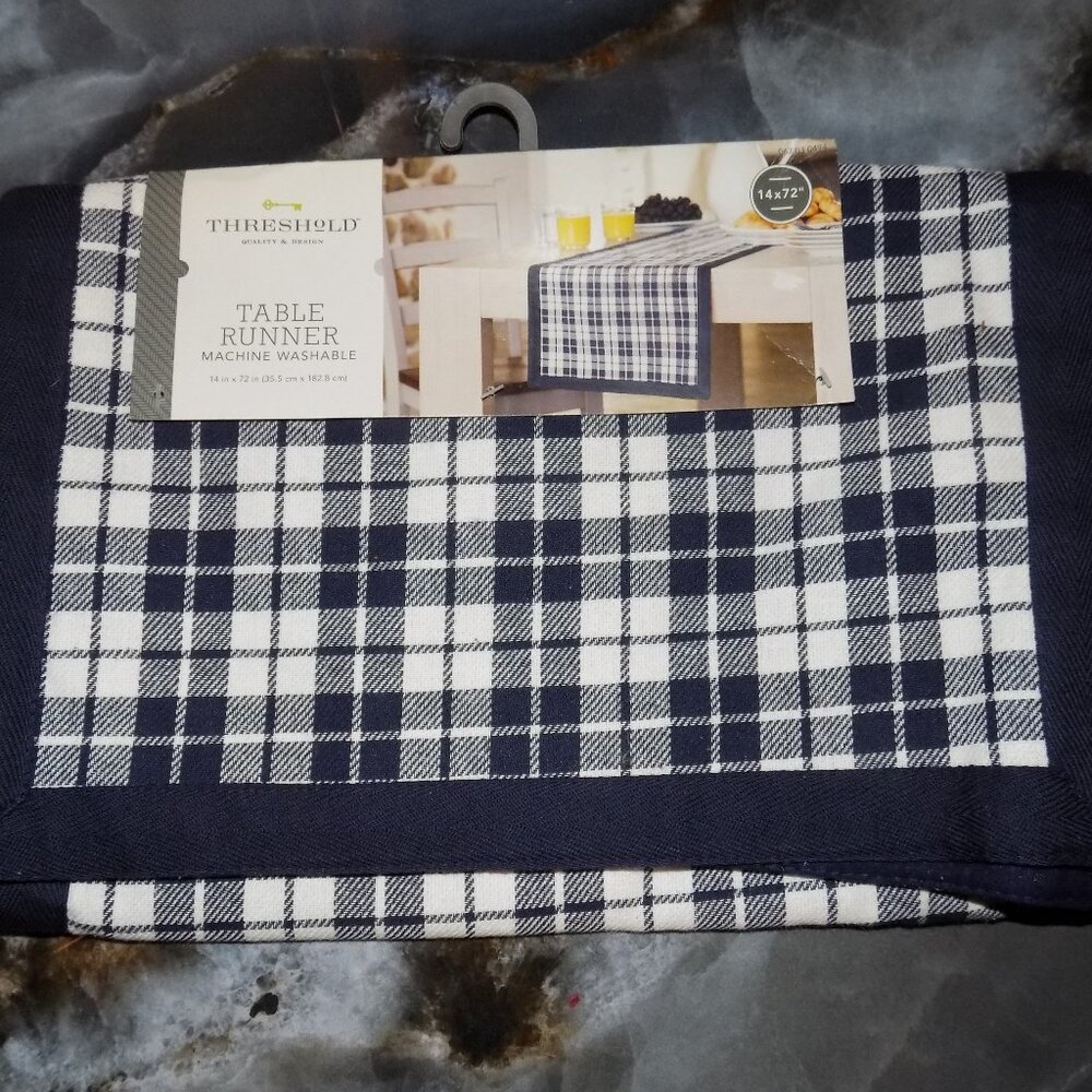 THRESHOLD NAVY BLUE/ WHITE TABLE RUNNER 14 in x 72 in NEW